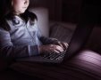 ילדה גולשת במחשב ברשת, שאטרסטוק