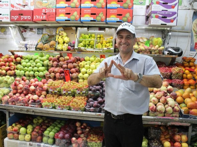 מקסים מפרגן לפסטיבל הסמוך לחנות שלו 