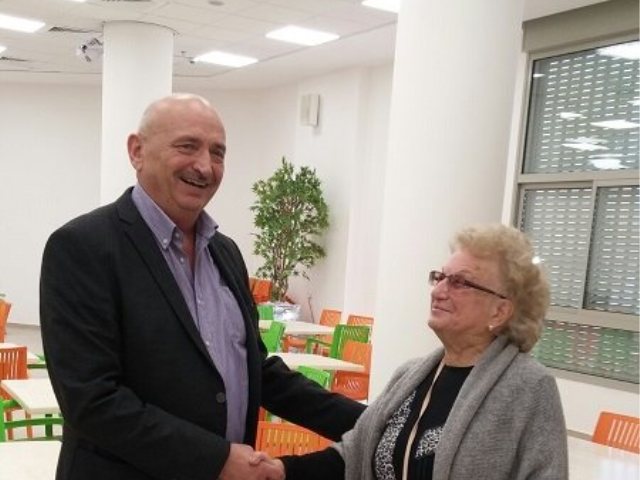 מר ולדימיר גרשוב, סגן ראש מקבל את פניה של הדיירת הראשונה