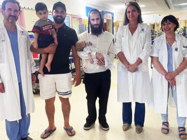 במרכז - עזריאל ובנו שמשון. צילום: המרכז הרפואי שניידר