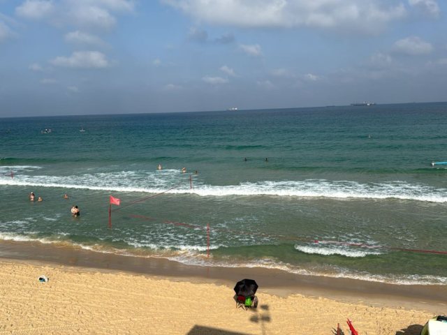 חוף הים היום באשדוד מעין סוכת המציל