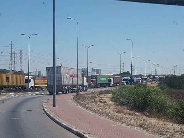המשאיות התקועות מול שערי הנמל