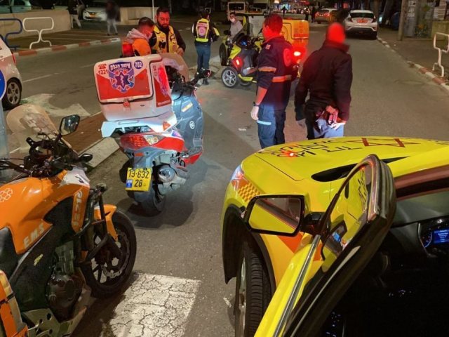 זירת התאונה במהלכה נפצע הולך הרגל (דוברות איחוד הצלה)