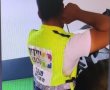 תינוק ננעל בשגגה ברכב, וחולץ בשלום על ידי מתנדב ידידים (וידאו)