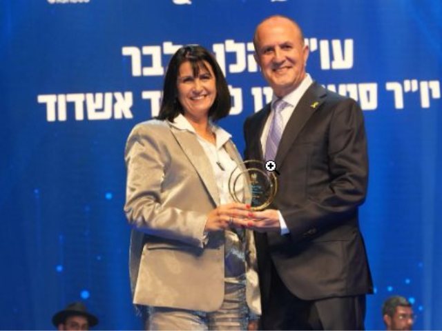 יחיאל לסרי והלן גלבר ברגע חגיגי