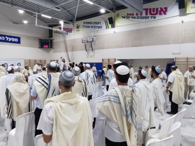 מתפללים ברובע י"א (באדיבות חב"ד אשדוד)