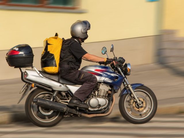 שליח על אופנוע