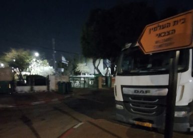 משאית אשפה חונה בכניסה לחלקה הצבאית באשדוד