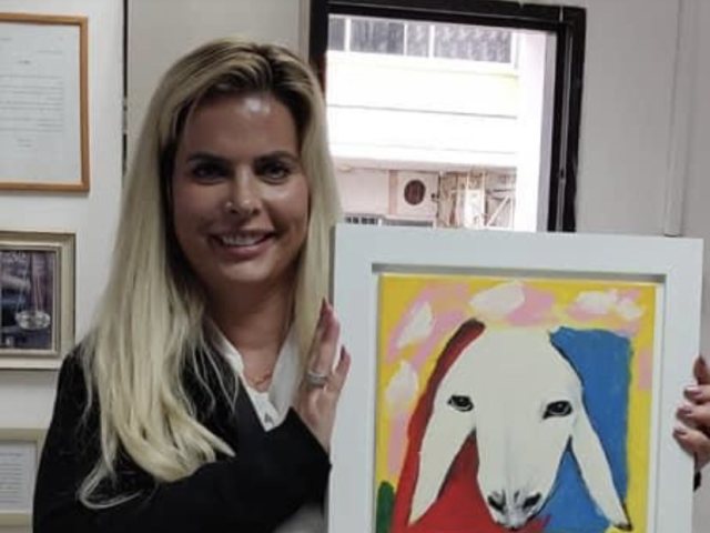 עורכת הדין, ד"ר יפעת בן אבי בראון עם התמונה שנגנבה