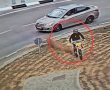 אין דין ואין דיין: רוכב אופנוע תועד עולה על כיכר והורס אותה