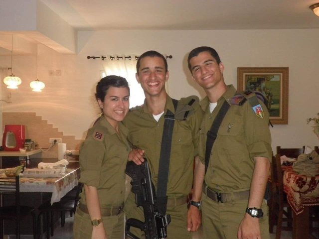 באמצע - טל שגב (ז"ל) | צילום פרטי