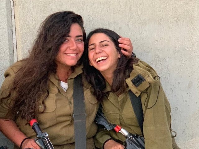 הודיה בנישו (מימין) ורחלי אברג'יל. צילום פרטי