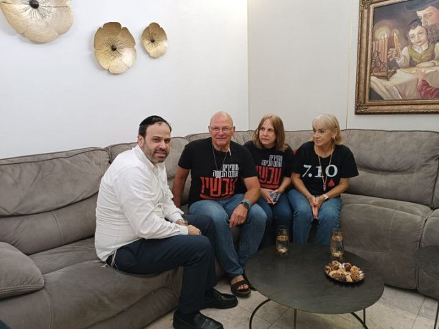 "כ יינון אזולאי מארח את המפגינים בביתו