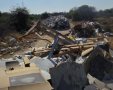 כמויות אדירות של פסולת בניה מושלכת ברחוב הנפט