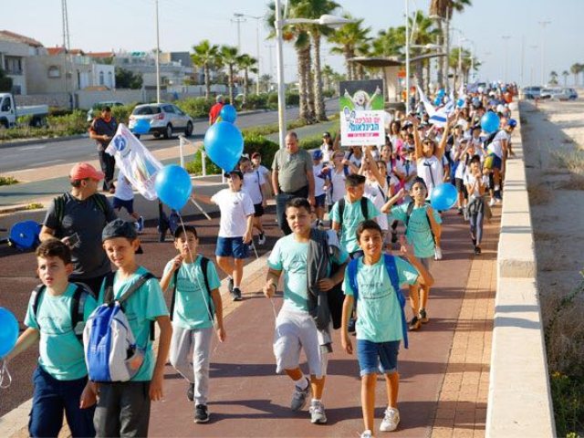 צועדים באשדוד  (צילום: לימור אדרי)