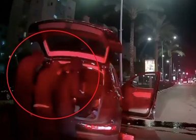 פותחים את תא המטען ומחפשים בתוכו