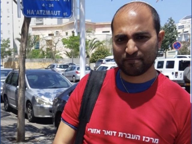 רונן מלקר מחלק דואר ברחוב העצמאות באשדוד
