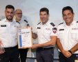 מנכ״ל מד״א אלי בין מעניק את תעודת ההצטיינות ליובל שטמן