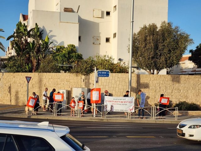 תושבי רובע ט' מפגינים בכניסה לעיר