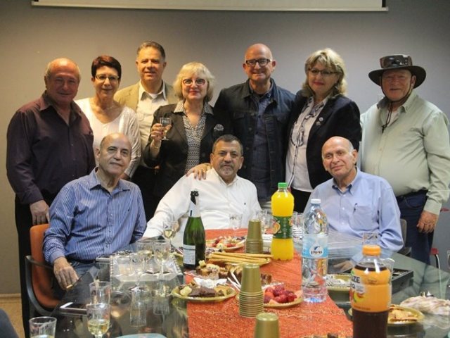 צוות אקדמא וחברי הדירקטוריון בהרמת כוסית חגיגית לחג. צילום: פוש אפ גירלס