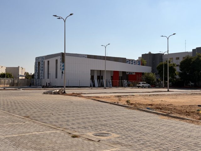 מבנה בריכת השחייה וחדר הכושר ברובע ט׳