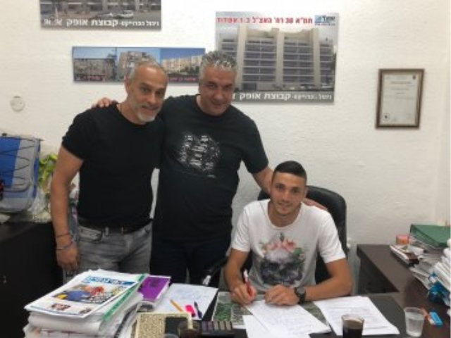 חן נוגן במעמד החתימה