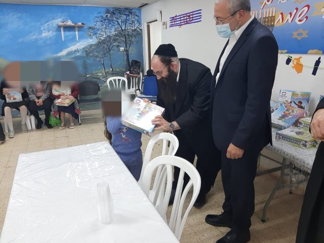 הרב יוסף גלאס בפעילות חנוכה. צילום: ארגון "לב הרפואה"