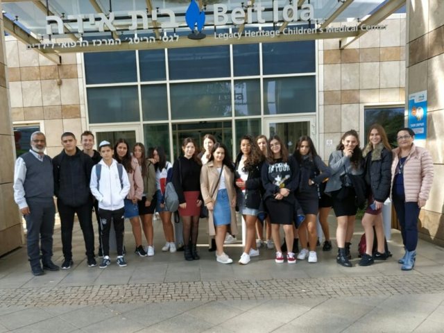 תלמידי מגמת הרפואה בשערי בית החולים קפלן | צילום: אמי"ת