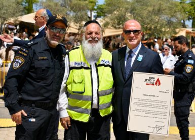 יעקב אלברשטיין עם ראש העיר ומפקד תחנת המשטרה באשדוד
