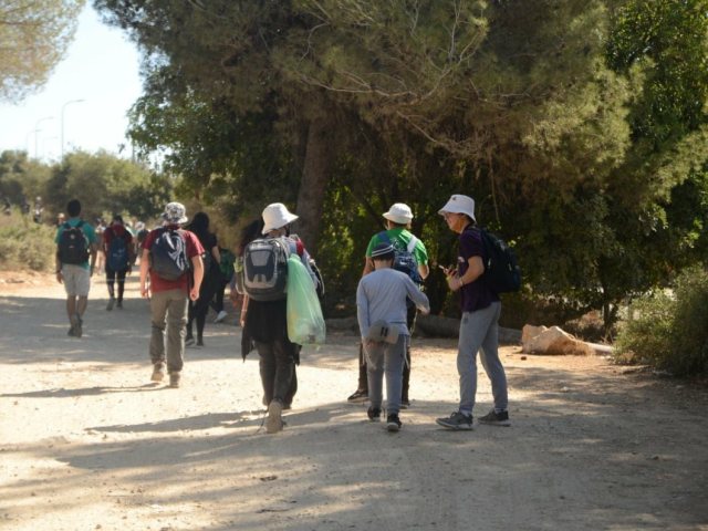 המש"צים מנקים את סביבת הנחל