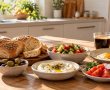 בין הקפה של הבוקר לארוחת הערב: איך שומרים על שגרת תזונה גם כשהיום עמוס?