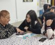 "מחוברים לחיים": תלמידי אמית י' מלמדים את הדור הוותיק להשתמש בסמארטפון