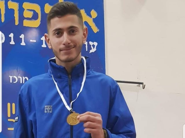 נמרוד קריביצקי עם המדליה
