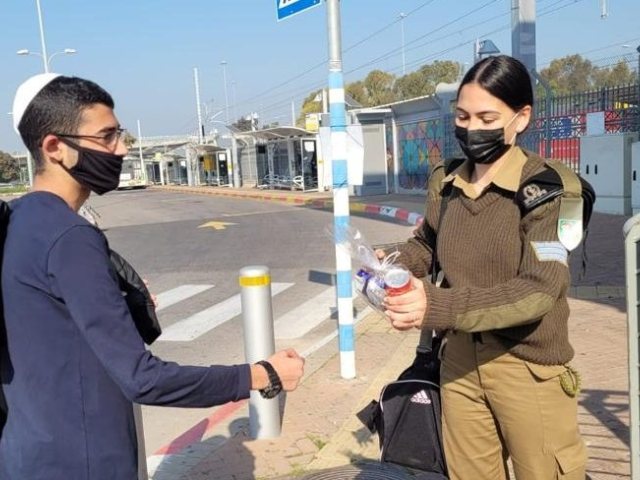 תלמידי אמית יצאו לשמח חיילים