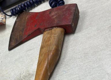 הגרזן שנתפסה אצל החשוד (דוברות המשטרה)