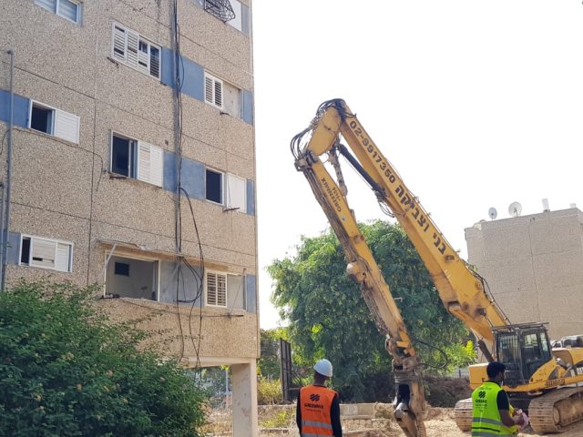 פרויקט פינוי הבינו ברחוב הרב שאולי יוצא לדרך! צילום: עופר אשטוקר