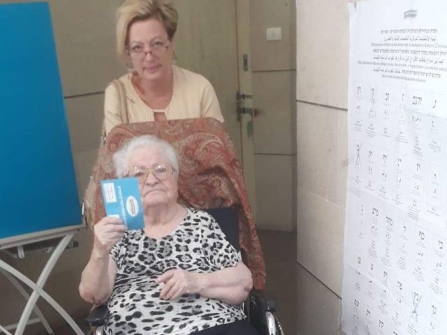 מרינה לצד אימה בבית האבות. צילום פרטי