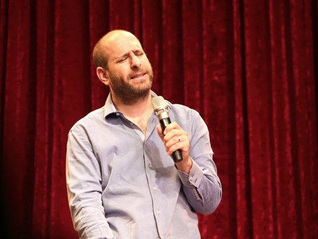חנוך דאום, יח"צ