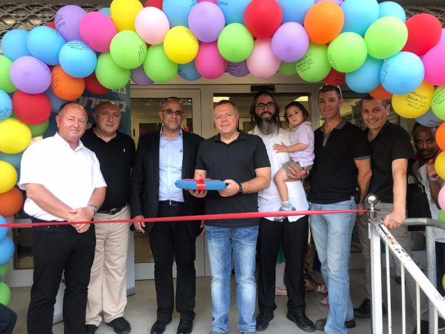 בתמונה: צוות המרפאה ומנהל מחוז מרכז של כללית בטקס גזירת הסרט (צילום: אופיר לוי)