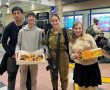 בצל המלחמה: תלמידים מאשדוד יצאו לשמח חיילים בתחנת הרכבת