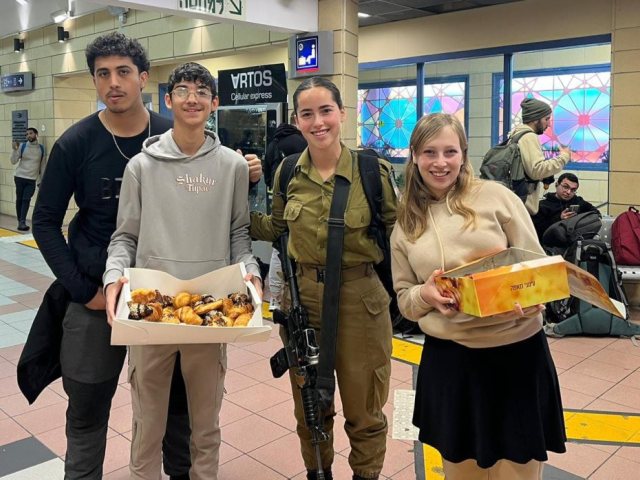 יצאו לשמח חיילים בדרכם