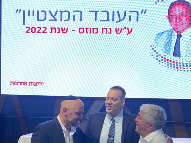 מיכאל יוסף מצד שמאל מקבל את הפרס (דובורת הנמל) 