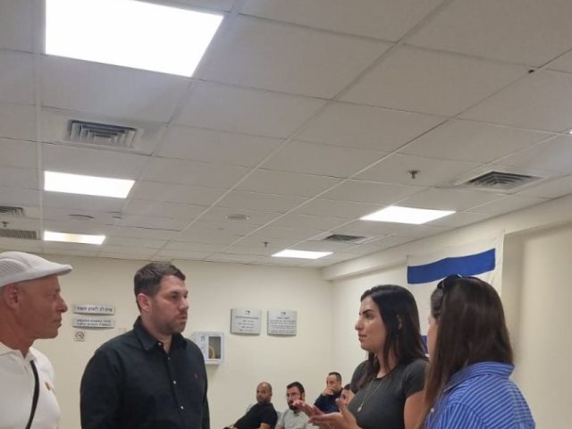 משה בן זקן בביקור במשרד הרישוי באשדוד