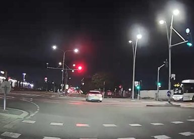 עובר צומת באור אדום מלא