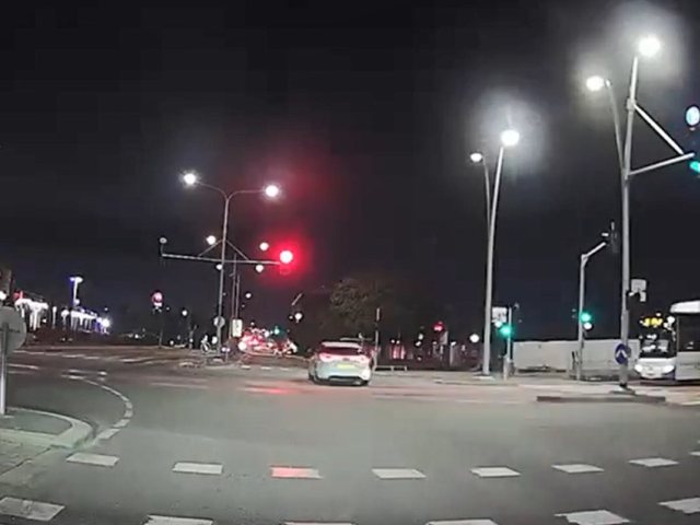 עובר צומת באור אדום מלא