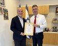שר האנרגיה והתשתיות ביחד עם ראש העיר
