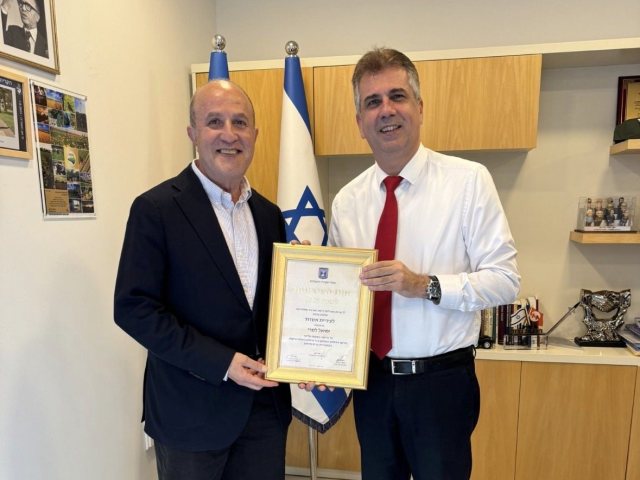 שר האנרגיה והתשתיות ביחד עם ראש העיר