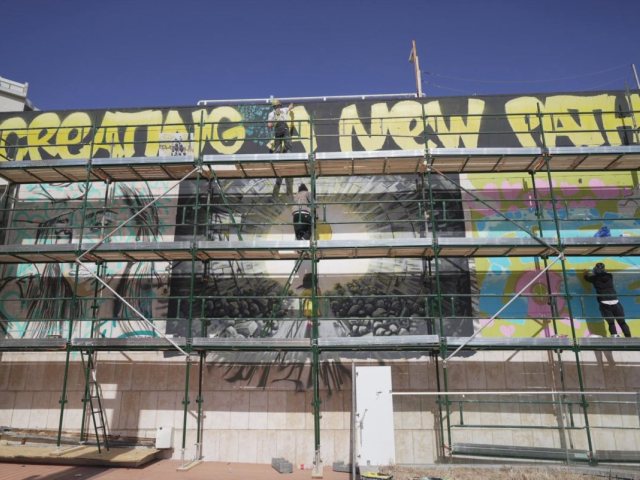 ההכנות למיצג הפופ אפ גרפיטי בקניון לב אשדוד של צרפתי שמעון. צילום: רוסלן פאול