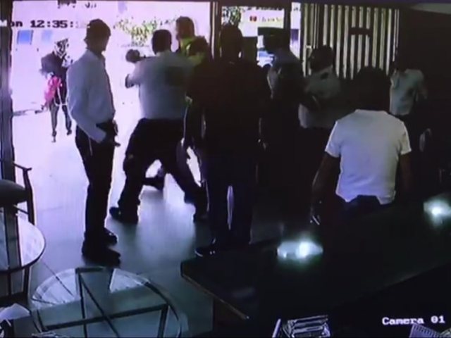 פינוי התינוק מבית המלון באשדוד