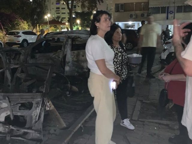 גלבר בזירת נפילת טיל באשדוד